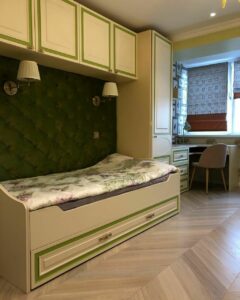 Ремонт спальни с зеленой мягкой панелью на стене и светлым паркетом