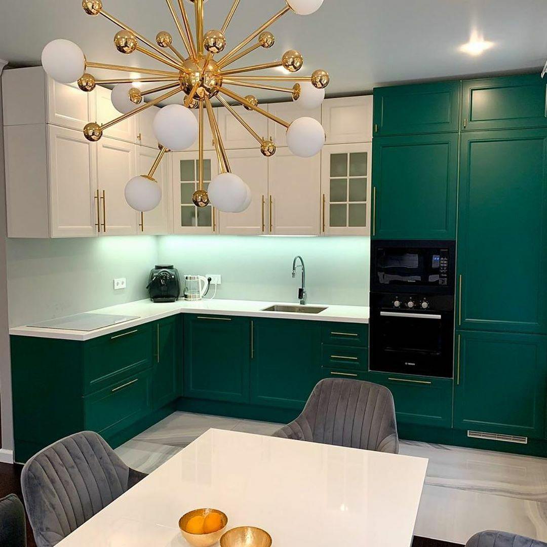 virtuves remonts ar baltiem stieptiem griestiem un zaļu interjeru