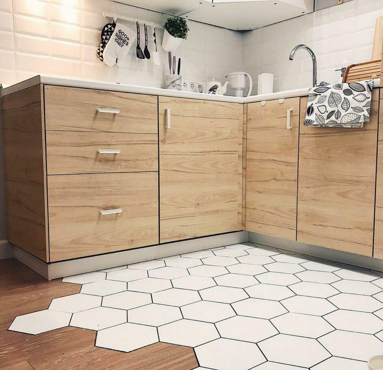 Virtuves remonts ar mozaikas grīdu