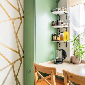 ремонт кухни с покраской стен в белый цвет и декоративной отделкой
