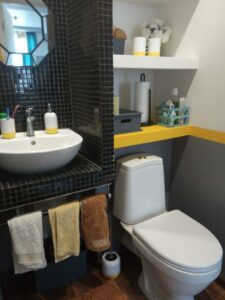 Ремонт ванной комнаты мозаикой и крашеной сеткой